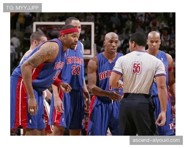 裁判协商判罚流程是什么规则？解析NBA与FIBA执行差异